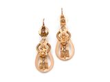une image d'une paire de boucles d'oreilles en or et diamants