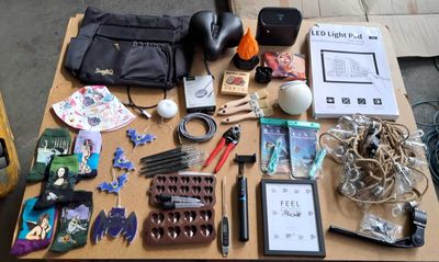 une table sur laquelle se trouvent de nombreux objets
