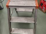 une table en bois surmontée d'une étagère, dans un magasin