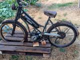 a old bike that is sitting on a wooden pallet