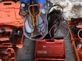 de nombreux outils posés sur le sol