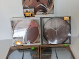 trois horloges posées dans une boîte sur une table