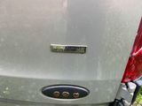 un gros plan de l'arrière d'une voiture avec sa plaque d'immatriculation
