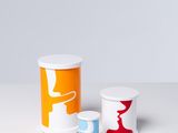 trois tasses aux motifs différents posées sur une table