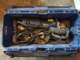 une boîte bleue contenant des outils, posée par terre