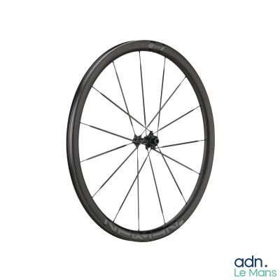 un gros plan d'une roue de vélo sur fond blanc