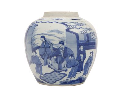 un vase bleu et blanc orné d'une image représentant des personnes