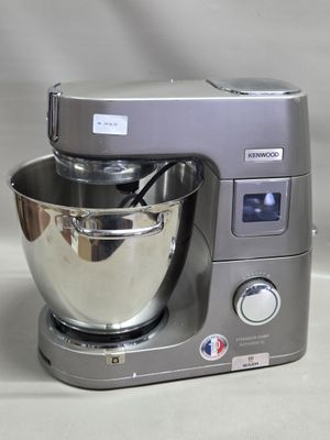 un mixeur en argent surmonté d'un bol en argent