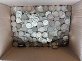 une boîte en carton remplie d'une multitude de pièces d'argent