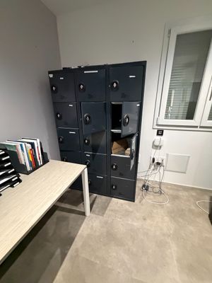 une photo d'un bureau à domicile avec un bureau et des classeurs