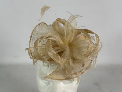 un chapeau orné d'une fleur, posé sur la tête d'un mannequin