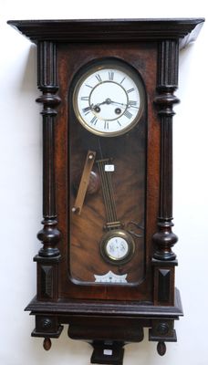 une horloge accrochée au mur, munie d'un pendule