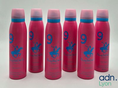 six vaporisateurs roses avec un bouchon bleu et un capuchon bleu