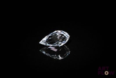 gros plan d'un diamant sur une surface noire