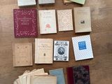 de nombreux livres empilés par terre