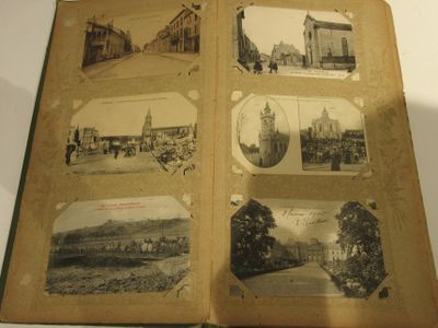 un livre ouvert contenant des images de bâtiments et de personnes