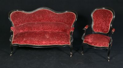 deux chaises rouges et un canapé rouge sur fond noir