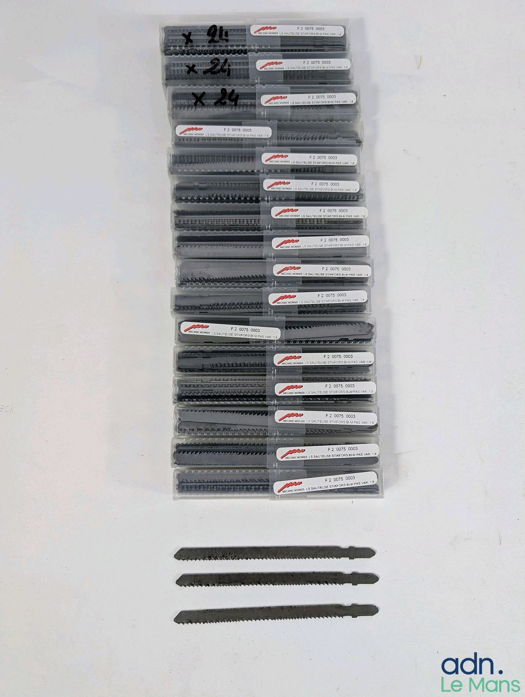 Lot de 220 lames de scie sauteuse.