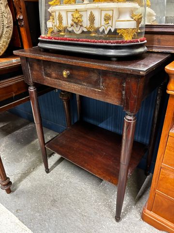 Petite table d'appoint ouvrant à un tiroir et une tablette d'entr...