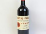 une bouteille de vin posée sur une table