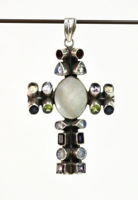 pendentif en forme de croix en argent sterling orné de pierres multicolores, monté sur un fil métallique