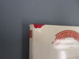 un livre posé sur une table