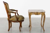Une table d'appoint avec un plateau en marbre et un fauteuil… (photo 4)