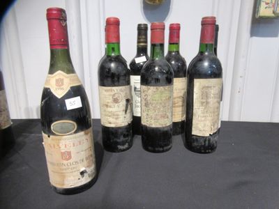 plusieurs bouteilles de vin sont alignées sur une table