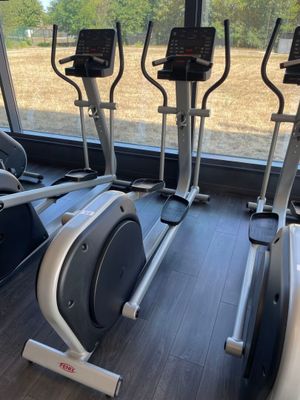 une rangée de vélos d'appartement dans la salle de sport