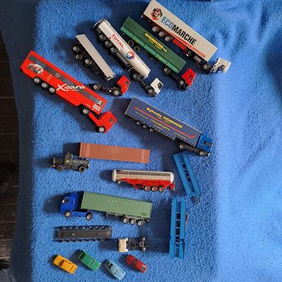 plein de petits trains et de petits camions sur une couverture bleue