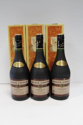 trois bouteilles de vin posées l'une à côté de l'autre sur une table