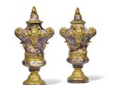 paire de vases anciens ornés de motifs dorés et violets