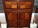 une image représentant une armoire en bois à deux portes et deux chaises