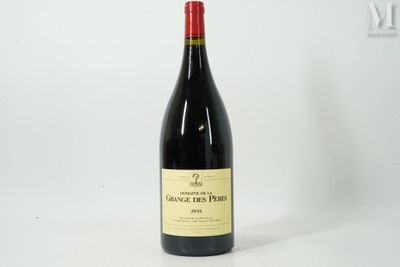 la bouteille de vin rouge est posée sur la table
