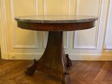 une photo d'une table en bois avec un plateau en marbre posée sur un parquet en bois massif
