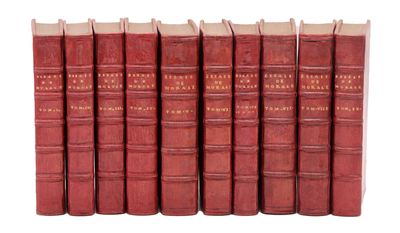 six livres rouges alignés en rangées sur une surface blanche