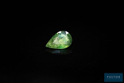 des tourmalines vertes sur fond noir