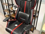 un gros plan sur un fauteuil de gaming dans une pièce