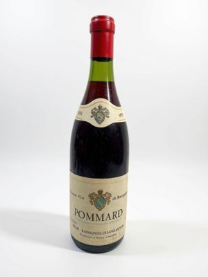 une bouteille de vin posée sur une table