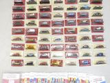 un grand nombre de petites voitures posées sur une table