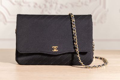 CHANEL - Circa 1985 - Sac en jersey noir matelassée en biais…