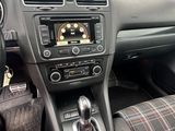 l'intérieur d'une voiture, avec son tableau de bord et ses commandes au volant