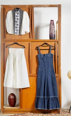 une photo d'un placard avec des vêtements sur des cintres
