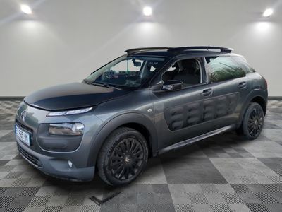 le nouveau suv de citrole est garé sur un sol en damier