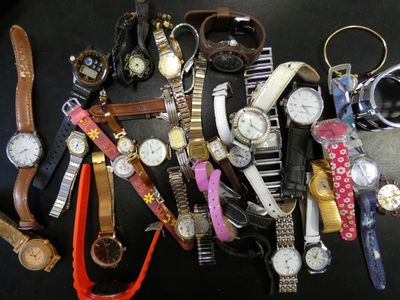 de nombreux modèles de montres posés sur une table