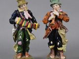 paire de figurines représentant deux hommes portant un chapeau et un frac