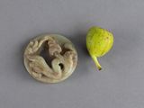 une figurine représentant une femme et une poire posées sur une table