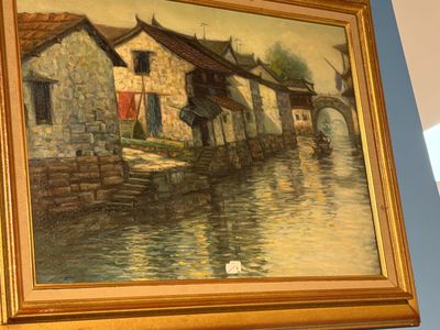 une peinture sur le mur d'une maison au bord de l'eau