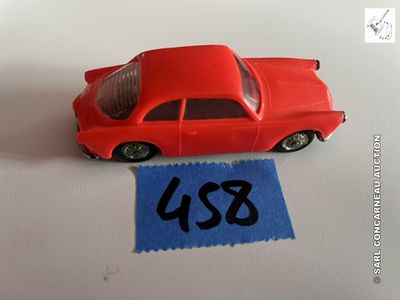 une petite voiture rouge posée sur une table