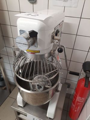 une photo d'un mixeur dans une cuisine, avec un extincteur à proximité